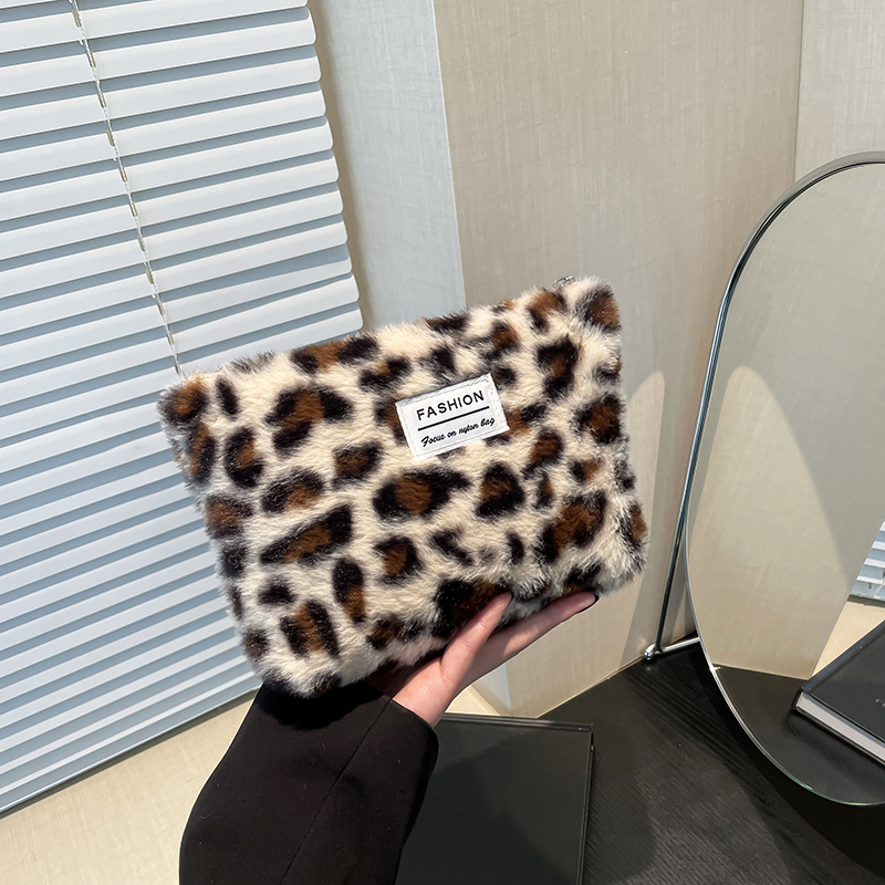 Beauty Makeup Women - Tas Makeup Bulu Motif Leopard Kapasitas