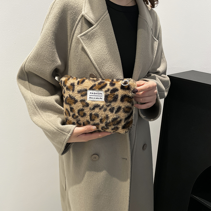 Tas Makeup Bulu Motif Leopard  - Beauty Makeup Women ulasan dan harga
